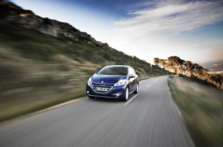  Peugeot 208 3-Door 2013 года  (фото 11 из 31)